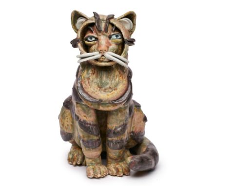 Studiokeramik Beate Kuhn(1927 Düsseldorf - 2015 Düdelsheim) Sitzende Katze, wohl um 2000. Hellgrauer Porzellan-Scherben, farb