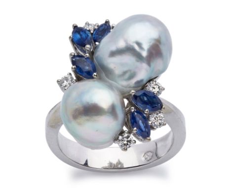 Gr. Perl-Ring, Entwurf Jens UweZimmermann für Otto Klein, Hanau. 18 kt WG, besetzt m. 2 grauen Barock-Perlen, 5 Saphir-Navett