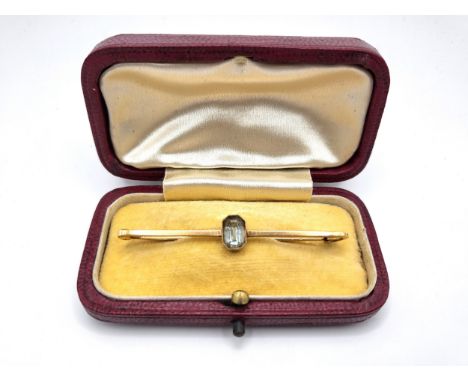 15ct rose gold tie pin with an emerald cut aquamarine. Boxed. 2.4gms.