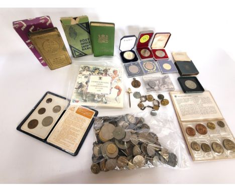 A box of mixed vintage coins and commemorative packs including a 1986 Commonwealth Games commemorative £2 coin in presentatio
