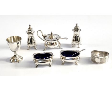 A pair of pepper pots on four feet William Suckling Ltd Birmingham 1930 8cm 71gms, a pair of Bristol lined salts with spoons 