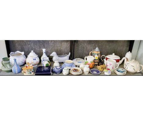 Reindeer Run folding cottage stable ceramic tablewares including Wedgwood jasper dip, Royal Doulton posy, Stein music box, Ay