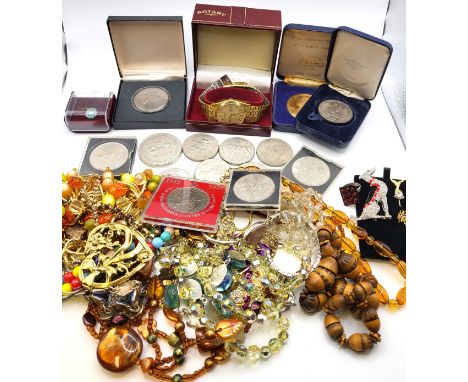 A boxed gentleman's Rotary watch, a bag of costume jewellery, and commemorative coins including Silver Jubilee.