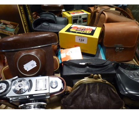 A Tray Containing Various Vintage Cameras to Include Zeiss Ikon etc