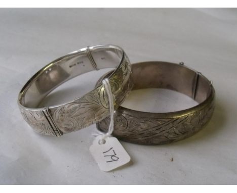 Two vintage silver engraved hinged bangles 68g    