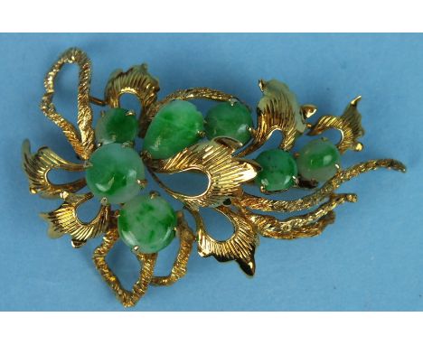 A 14K gold spray brooch set seven jade cabochons, 5.5cm long, 11.8g.