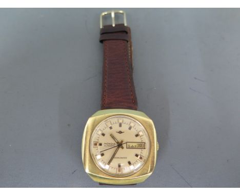 A Moonlander Mondia Automatic wristwatch, champagne dial with baton markers centre sweep seconds, day and date aperture at 3 