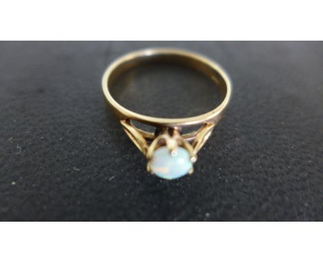 A 9ct yellow gold and opal dress ring size P - approx weight 2.1 grams - light scratches, some light usage wear