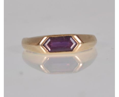 A stamped 375 9ct gold ladies ring set with a faceted purple stone panel to the head with faceted shoulders. Weight 2.3g. Siz