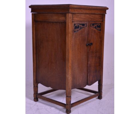 An early 20th Century oak cased Edwardian upright gramophone by Westminster. The cover atop opens to reveal a turntable withi