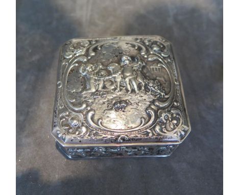 A highly decorative Continental silver table snuff box 