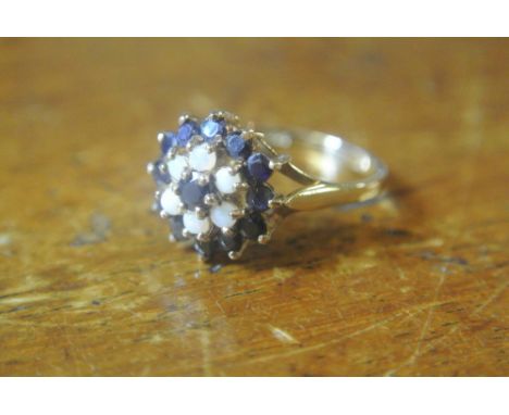 9CT GOLD SAPPHIRE & OPAL DAISY FLOWER CLUSTER RING: A stunning 9ct gold floral design ring set with  a sapphire to the centre