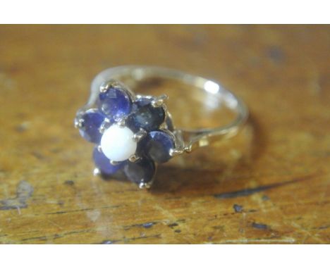 9CT GOLD SAPPHIRE & OPAL DAISY FLOWER RING: A stunning 9ct gold floral design ring set with  an opal to the centre surrounded