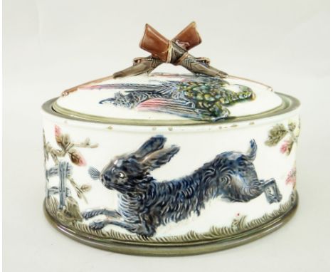 WEDGWOOD MAJOLICA-TYPE GAME PIE DISH & COVER with hunting rifle handle (A/F)The handle has been restored, around the gun area