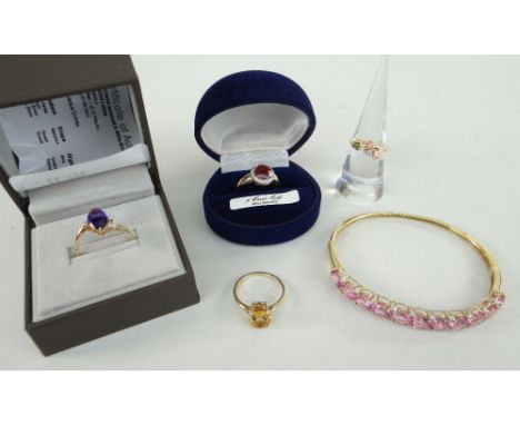 PARCEL OF MIXED JEWELLERY TO INCLUDE 18K GOLD CEYLON PADPARADSCHA SAPPHIRE RING, 9K gold bangle, 9ct gold rings and 10K gold 