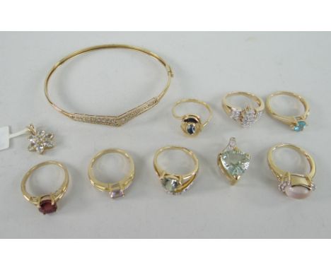 PARCEL OF MODERN 9CT YELLOW GOLD JEWELLERY TO INCLUDE SEVEN RINGS, TWO PENDANTS AND A BANGLE, set with various stones includi