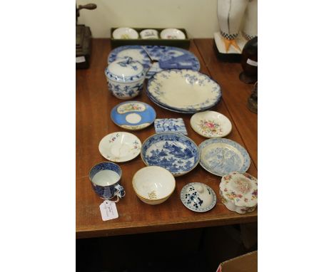 Porcelain, to include a Meissen pot and cover two plates, Royal Worcester trio boxed,  18th Century lid, late 18th Century bo