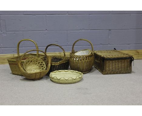 Collection of baskets, various sizes and styles, wooden trunk with metal mounts (qty)