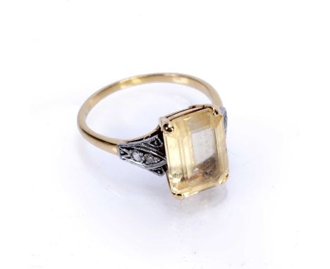 Yellow precious metal ringstamped '18ct' with large yellow centre stone and four diamonds, size Q/R, 5g approx overallConditi