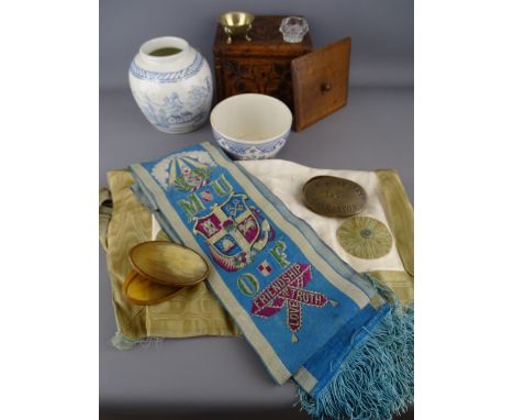 Mixed collectables including a carved wooden tea caddy, brass topped horn snuff box marked 'W Humphreys, Carnarvon, 1899' etc