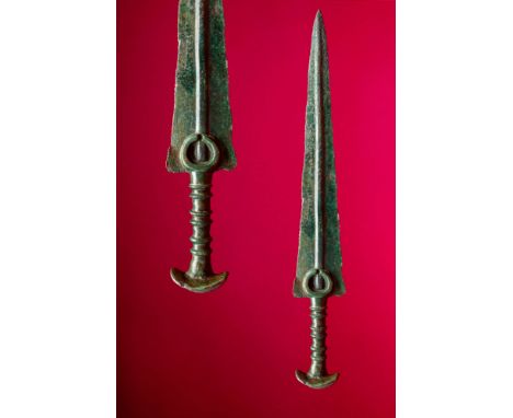 Ca. 1200 - 800 BC.A bronze sword with a tapering blade featuring a raised central rib running along its entire length. The bl