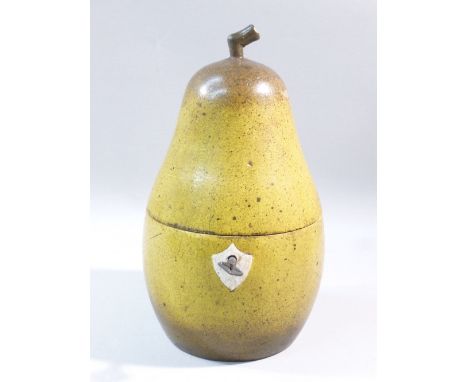 GEORGIAN-STYLE PAINTED TEA CADDY IN THE FORM OF A PEAR WITH A STALK, HINGED TOP, WITH SHIELD-SHAPED ESCUTCHEON (H: 19 cm)