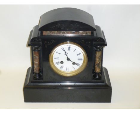 EARLY C20th MANTLE CLOCK WITH A CIRCULAR DIAL ENCLOSING A FRENCH EIGHT DAY STRIKING MOVEMENT, IN A BALCK MARBLE AND LIMESTONE