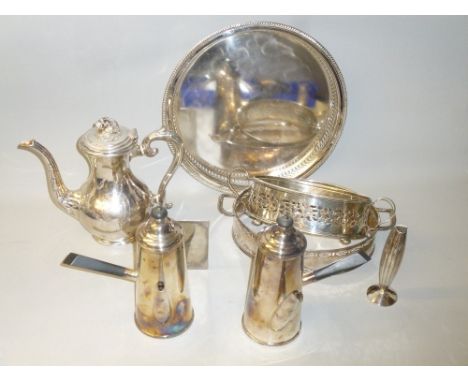 GOOD QUANTITY OF SILVER PLATE INCLUDING A PAIR OF CAFÉ AU LAIT POTS, TEAPOT AND SERVING DISHES TOGETHER WITH A WHITE METAL VA