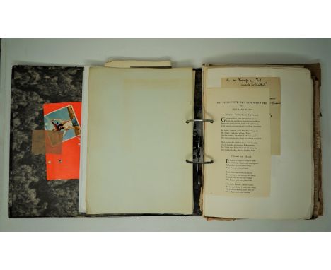 Hesse, Hermann. Zeitungsausschnittsammlung. Ca. 350 Bl., gelocht in Leitzordner. 1920er Jahre bis 1997.Das Ergebnis jahrzehnt