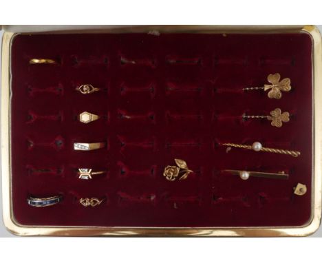 Gold rings, brooches and pins. A miscellaneous collection, a 22 carat gold ring, 3g; six various 9 carat gold dress rings set