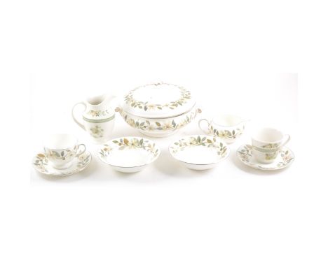 Wedgwood bone china table service, Beaconsfield pattern; Royal Doulton Tonkin pattern tea set (a large quantity)