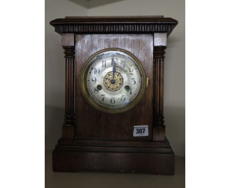 An 8 day oak case mantle clock - Height 31cm