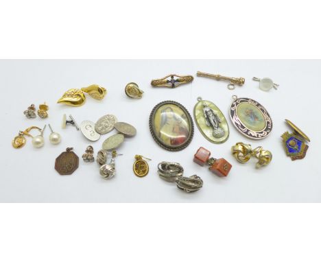 Vintage jewellery, a pair of silver cufflinks, propelling pencil, etc. 