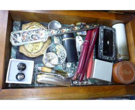 A wooden box containing compact, snuff box, Dior cufflinks, etc. 