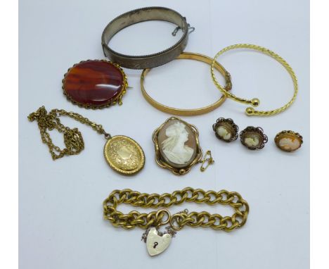 Jewellery including a silver bangle, a '9ct gold metal centre' bangle, two brooches, a locket, etc. 