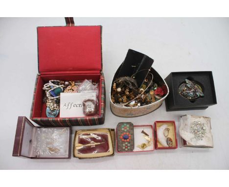 A collection of costume jewellery, to include beaded necklaces, brooches etc 