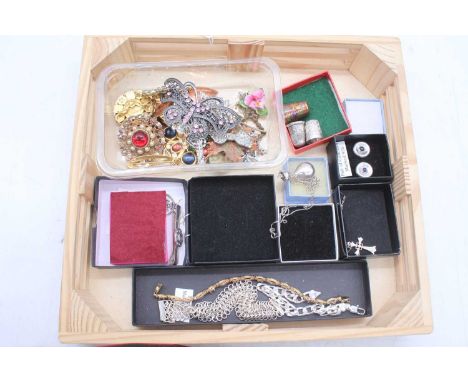 A collection of costume jewellery, to include brooches, earrings and necklaces 