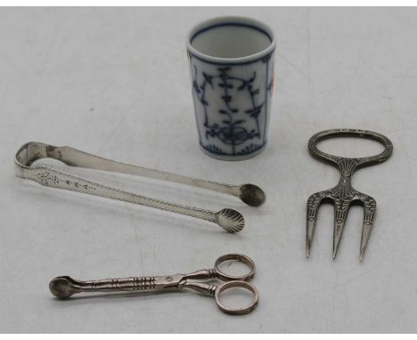 A late 19th / early 20th century continental porcelain blue and white beaker; together with a pair of 19th century silver sug