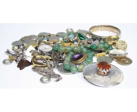 Assorted costume jewellery, to include silver and engraved hinged bangle, hardstone beaded necklace, ear clips etc 