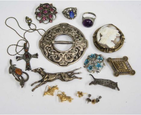 Assorted costume jewellery, to include white metal Celtic brooch, carved shell cameo brooch in pinchbeck mount, ear studs etc