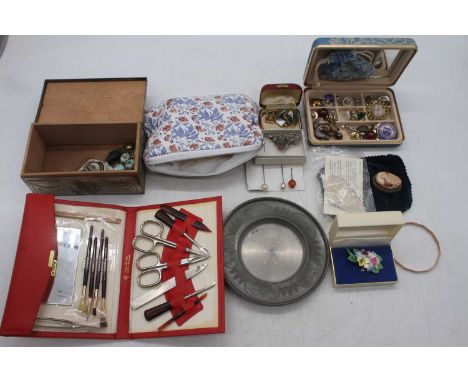 Miscellaneous items, to include costume jewellery, hat pins etc 