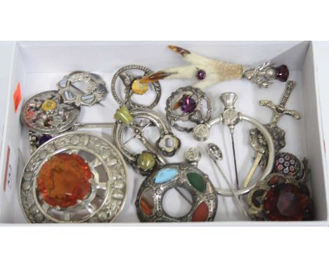 Assorted silver and white metal Scottish and Celtic influenced brooches, to include agate and faux amber set examples