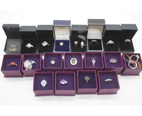 A collection of costume jewellery rings 