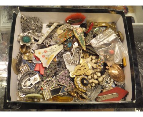 A box of assorted scarf clips, various mourning brooches and a bag of assorted marquetry and other belt buckles, buttons etc.