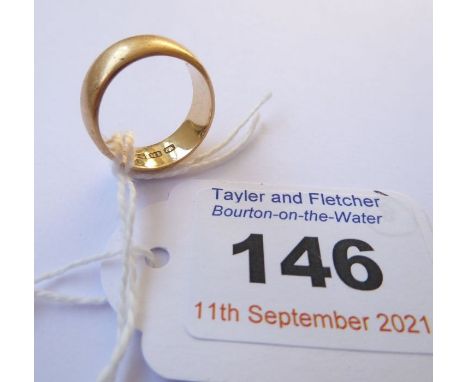 An 18-carat yellow gold wedding band, engraved decoration, worn, size J-K (7.3g)