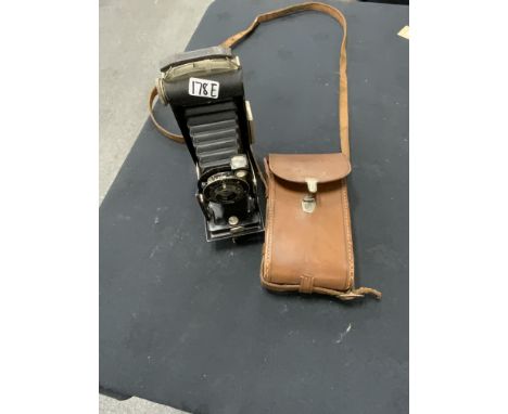 OLD KODAK CAMERA IN  LEATHER CARRY CASE