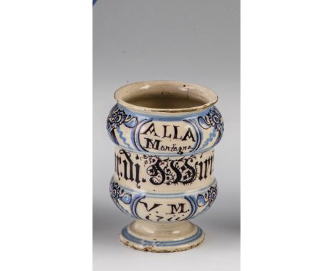 Apothekengefaess Norditalien, datiert 1711 Albarello mit Dekor in Blau und Mangan: florale Gehaenge mit Quasten. Inschriften 