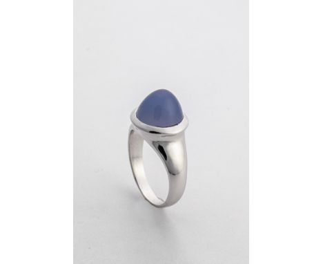 Weissgoldring mit Chalcedon 585-er Weissgold, ca. 7,2 g. Sportlich elegantes Modell, gegossene, polierte Ringschiene mit kege