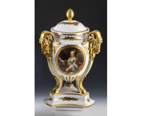 Grosse prunkvolle Portrait-Deckelvase Rosenthal, um 1910/20 Auf einem dreifach eingezogenen, getreppten Stand drei geschwunge