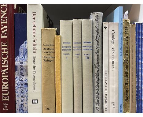 15 Fachbuecher: Fayencen Allgemein Darunter: K. Hueseler, Deutsche Fayencen, 3 Baende, Stuttgart 1958 - P. Brattig/P. Hesse, 